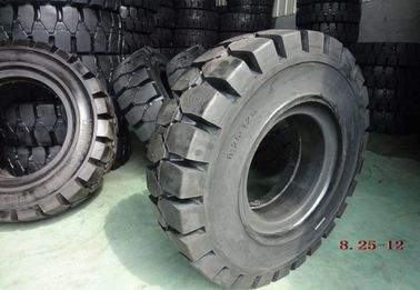 Pneus noirs de chariot élévateur de Solideal, pneus industriels 8.25-12 de chariot élévateur pneumatique