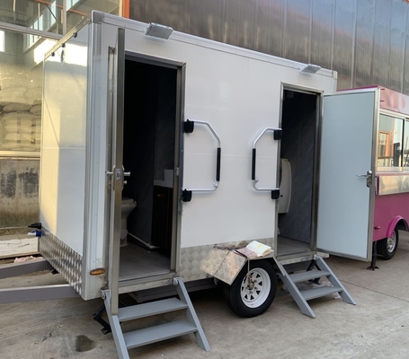Vente à chaud 2 stands Toilette mobile à remorque Toilette extérieure à remorque salle de bain avec douche