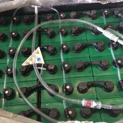 Système automatique d'arrosage et de remplissage des batteries pour chariots élévateurs rapides