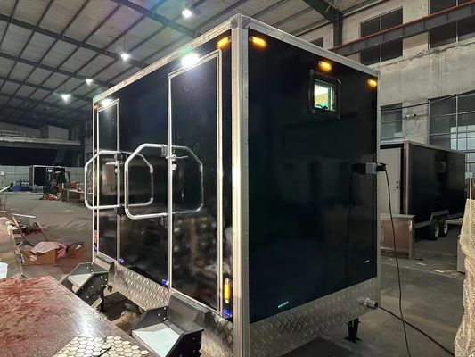 Une remorque de toilettes extérieures mobiles personnalisée avec 2 salles de bains pour le camping