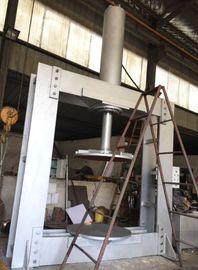 Machine résistante de presse de pneu de chariot élévateur de 400 tonnes pour le chargement/le déchargement de pneu solide