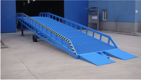 Rampe hydraulique mobile avec une capacité de chargement de 8000 kg hauteur réglable de 1,0-1,8 m et pont antidérapant pour le chargement de chariots élévateurs